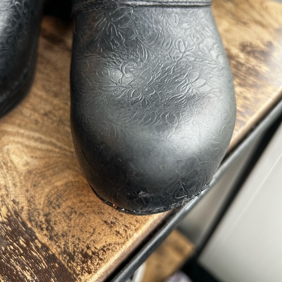 Women's Black Floral-Embossed Leather Clogs - Picture 5 of 6